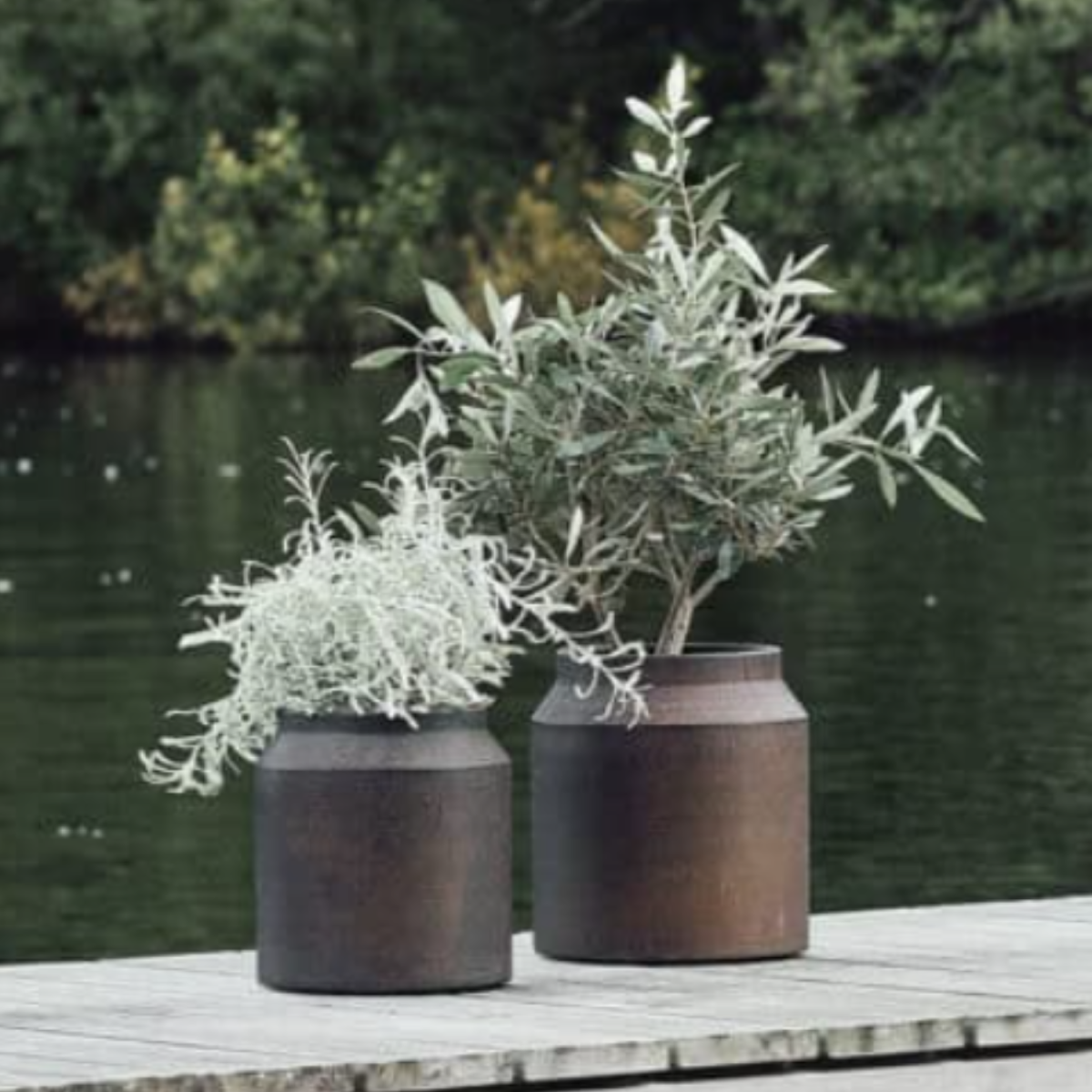 MUUBS, Sai krukker i genanvendt jern. Sæt med 2 stk. H23 + H26 cm