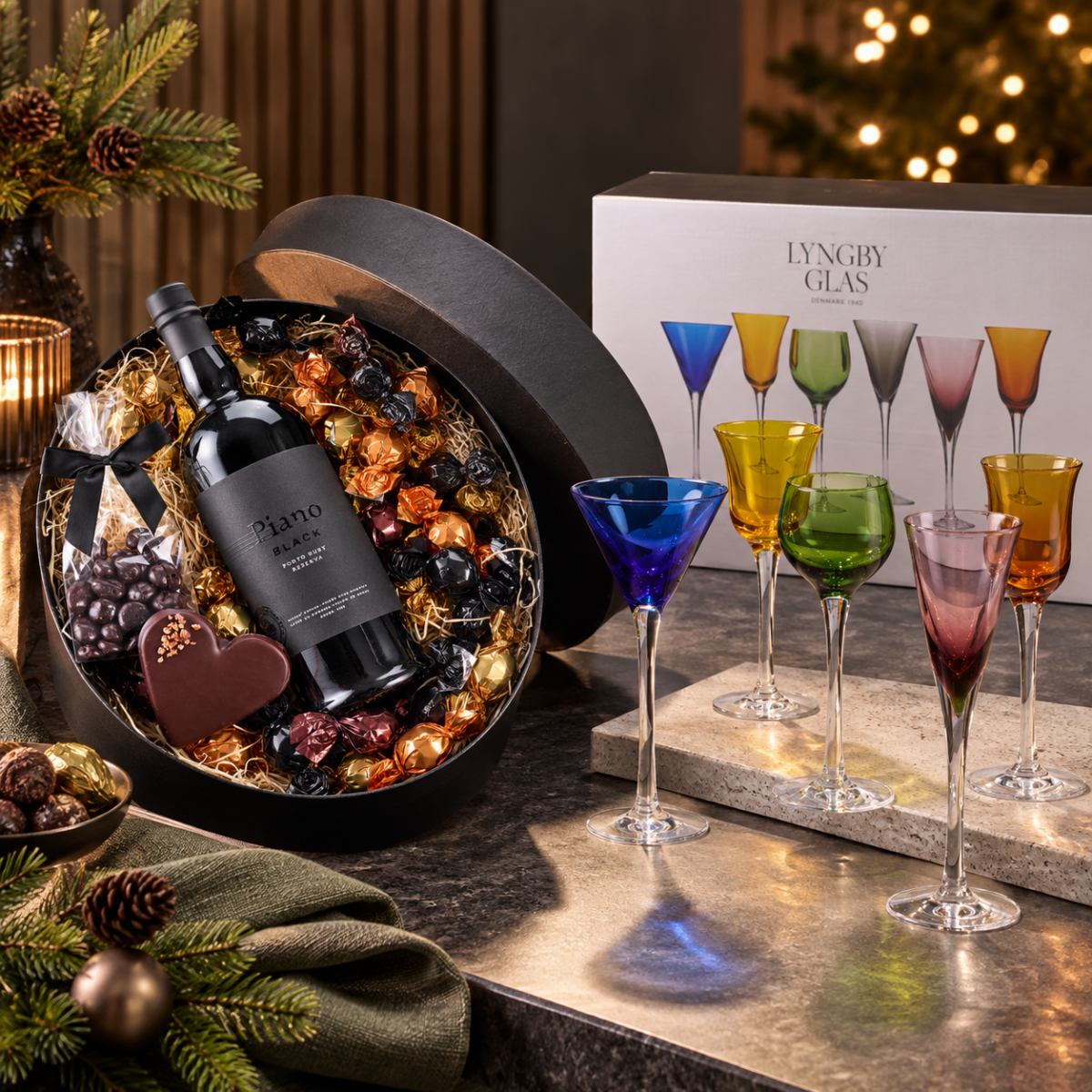 Lyngby Glas, 12 Snapseglas & Bon Coca Black Ruby Portvin i hatteæske